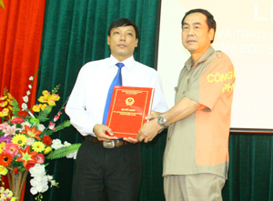 Đồng chí Nguyễn Văn Quang, Phó Bí thư Tỉnh ủy, Chủ tịch UBND tỉnh trao quyết định bổ nhiệm chức danh Phó Giám đốc Sở Công thương cho đồng chí Bùi Xuân Hùng.

 

